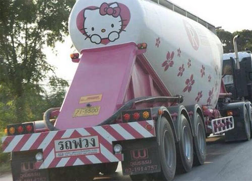 แชร์ถล่มทลาย รถพ่วงลายคิตตี้สีชมพู ฟรุ้งฟริ้งที่สุดอะ 