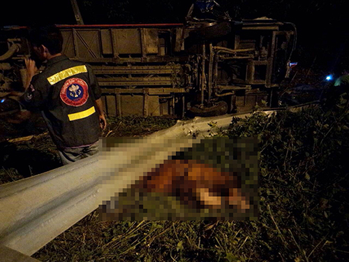 รถเทรลเลอร์แหกโค้งชนรถตู้ จ.พะเยา ดับ 4 บาดเจ็บระนาว