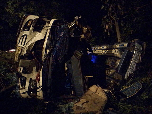 รถเทรลเลอร์แหกโค้งชนรถตู้ จ.พะเยา ดับ 4 บาดเจ็บระนาว