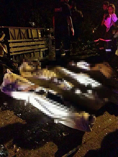 รถทัวร์ ชนรถสิบล้อ จ.พะเยา มีผู้บาดเจ็บและเสียชีวิต