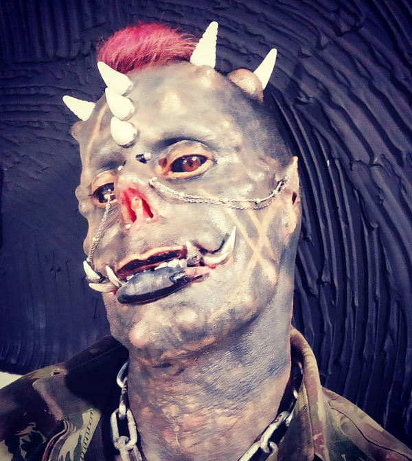 เปลี่ยนตัวเองเป็นซาตาน