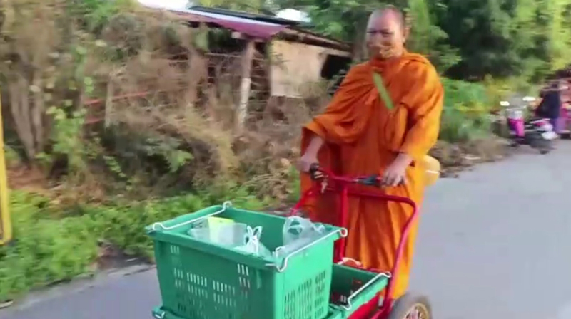 ขี้สกูตเตอร์บิณฑบาต