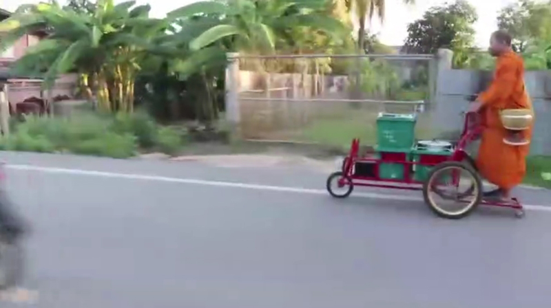 ขี้สกูตเตอร์บิณฑบาต