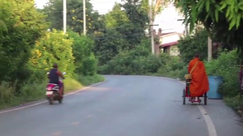 ขี้สกูตเตอร์บิณฑบาต