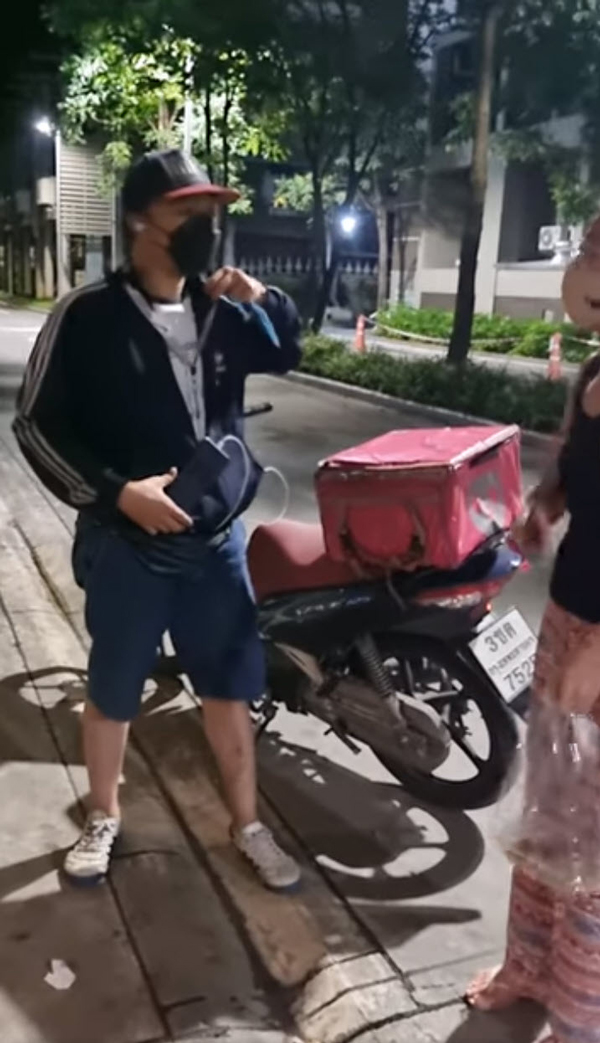 ไรเดอร์เถื่อนฉุนร้านติงมาช้าจนอาหารชืด