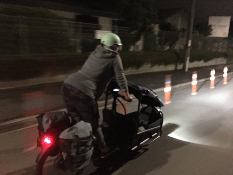 หญิงหอบท้องแก่ปั่นจักรยานไปคลอดเอง