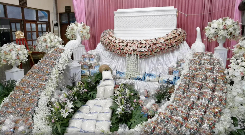 งานศพปันสุขนำอาหารแห้งตกแต่งแทนดอกไม้