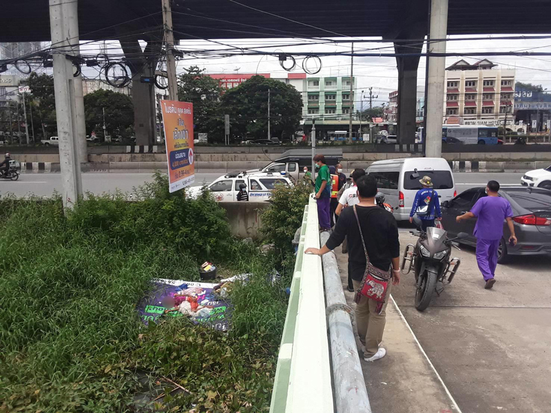 ยายผอมโซนอนใต้สะพานเกือบจมน้ำตาย