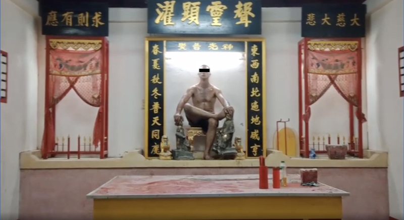 ชายคลั่งบุกพังศาลเจ้า