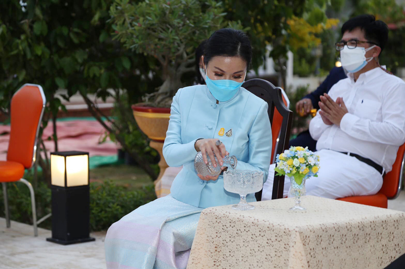 นฤมลภิญโญสินวัฒน์โพสต์ภาพกรวดน้ำหลังถูกปลด