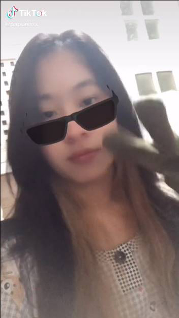 ลูกสาวจับตุ๊กแกด้วยมือเปล่าขนาดพ่อยังไม่กล้า