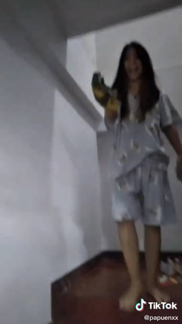 ลูกสาวจับตุ๊กแกด้วยมือเปล่าขนาดพ่อยังไม่กล้า