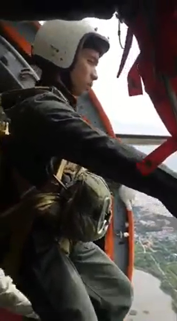 นาทีนักเรียนตำรวจพลร่มฝึกกระโดดจริงแต่ร่มชูชีพพันกันหวิดสลด