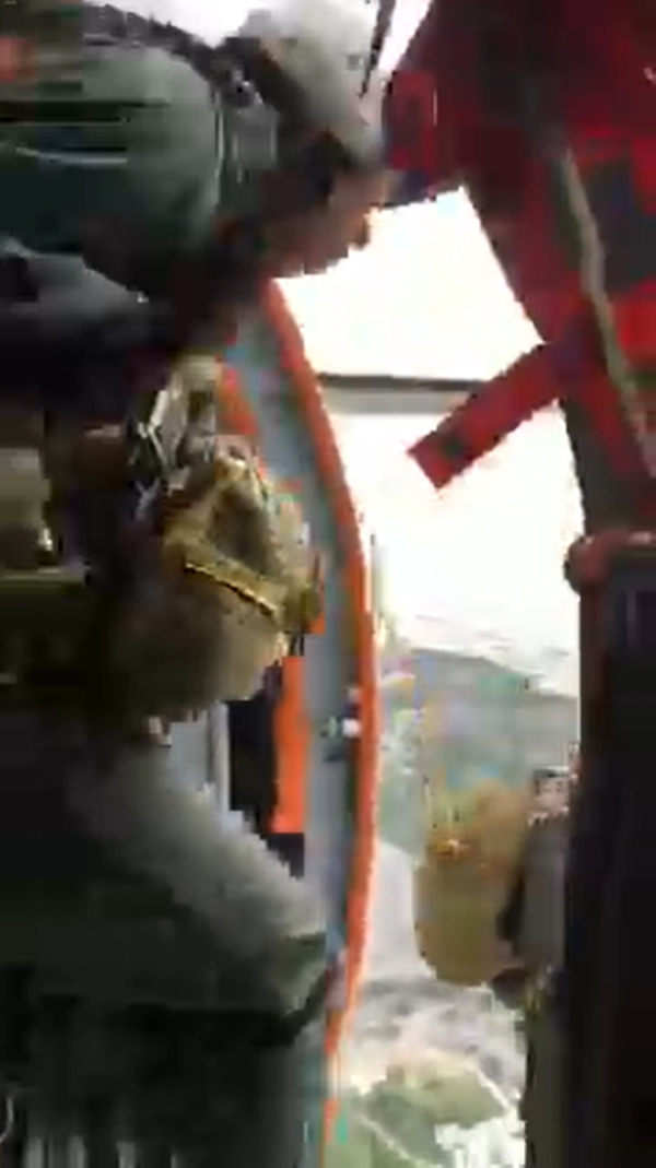 นาทีนักเรียนตำรวจพลร่มฝึกกระโดดจริงแต่ร่มชูชีพพันกันหวิดสลด