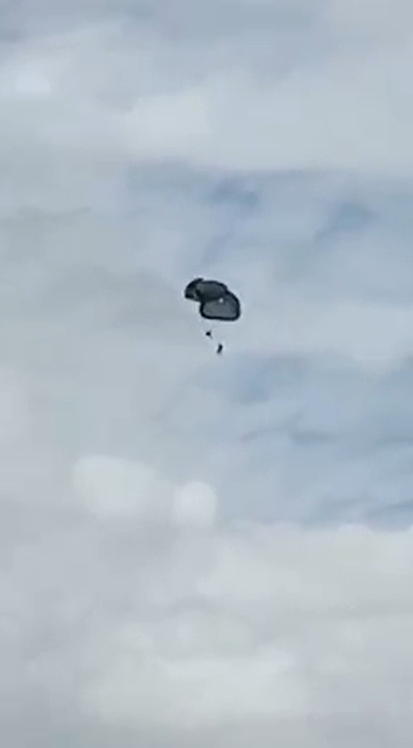 นาทีนักเรียนตำรวจพลร่มฝึกกระโดดจริงแต่ร่มชูชีพพันกันหวิดสลด