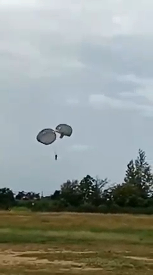 นาทีนักเรียนตำรวจพลร่มฝึกกระโดดจริงแต่ร่มชูชีพพันกันหวิดสลด