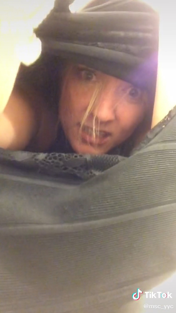 สาวถอดเสื้อไม่ออกอัดคลิปขอให้แฟนกลับมาช่วย