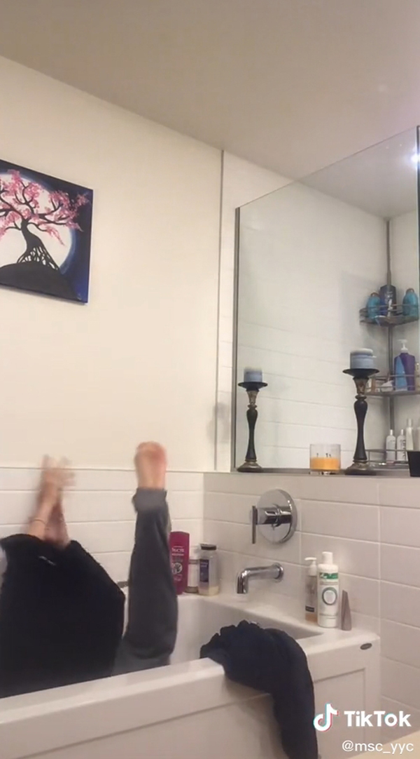 สาวถอดเสื้อไม่ออกอัดคลิปขอให้แฟนกลับมาช่วย