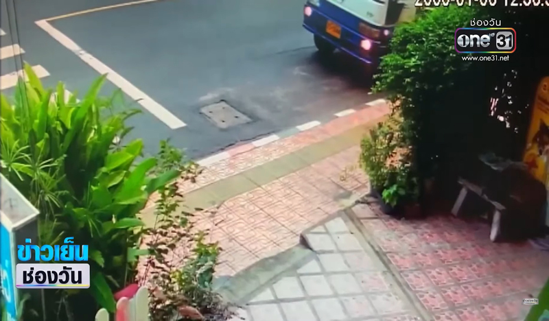 ระทึกถนนยุบลึก1เมตรคนขับรถบรรทุกเล่านาทีจอดยังไม่สนิทดีเกือบคว่ำ