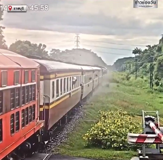 รถไฟชนกระบะ