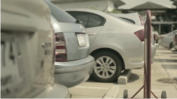 เมื่อชายคนหนึ่งให้ลูกชิ้นกับน้องหมา ผลตอบแทนมันช่างแสนน่ารัก