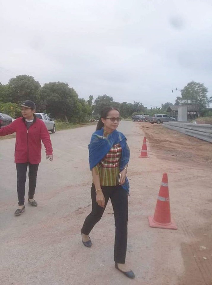 ภาพชาวบ้านก้มกราบแต่ไม่สนใจ