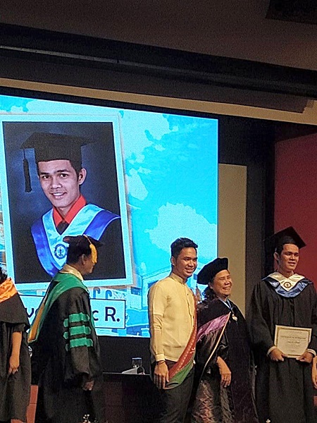  บัณฑิตเกียรตินิยม