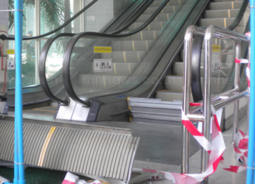 ทีมแพทย์ช่วยต่อขาเด็กถูกบันไดเลื่อนหนีบขาขาด