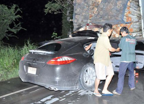 เสี่ยพิ้งค์เลดี้ ซิ่งปอร์เช่ชนท้ายสิบล้อ อาการสาหัส