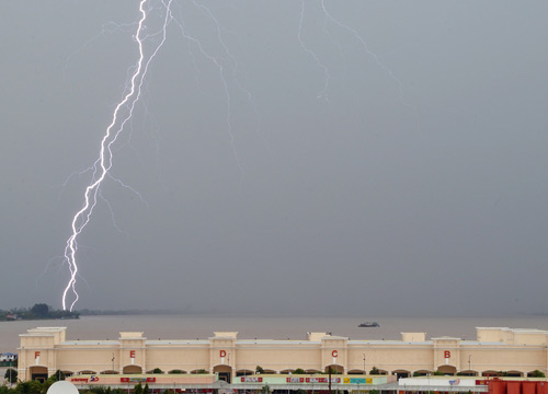 เขมรเผยฟ้าผ่า ในรอบ 10 เดือน ตายนับร้อย เจ็บกว่า 70