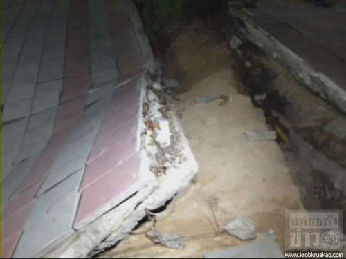 ทางเดินเท้าพระราม3ทรุด