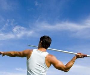 นักกีฬาเยอรมัน พุ่งแหลนพลาด พุ่งใส่กรรมการดับ