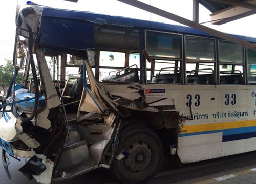 รถเมล์ชนรถพ่วง
