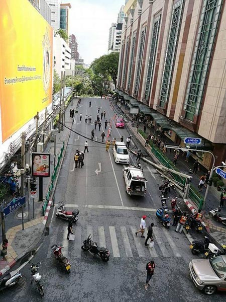 เสาไฟฟ้าล้มทับคน