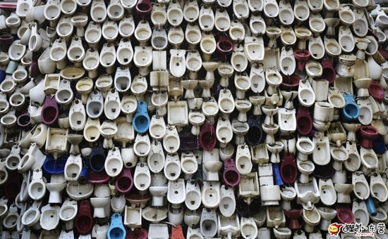 จีนผุดไอเดียสร้างศิลปะน้ำตกโถส้วม (ใช้แล้ว)