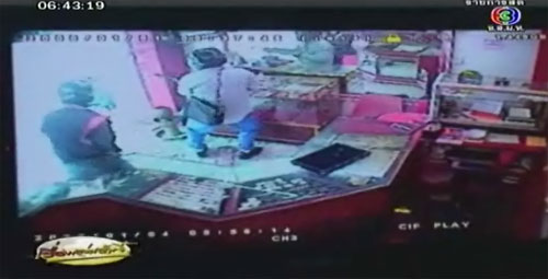 2 โจรบุกปล้นร้านทอง 25 วินาที กวาดทอง 250 บาท