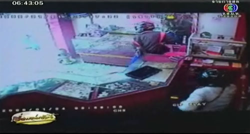 2 โจรบุกปล้นร้านทอง 25 วินาที กวาดทอง 250 บาท