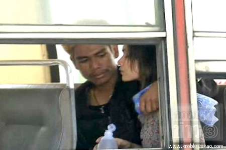 หนุ่มคลั่งใช้มีดและปืนจับแฟนเป็นตัวประกัน