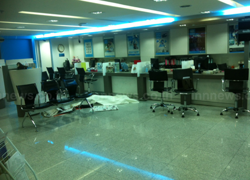 เผยปม สามียิงภรรยาคาแบงก์ เหตุง้อไม่สำเร็จ - มือยิงเสียชีวิตแล้ว