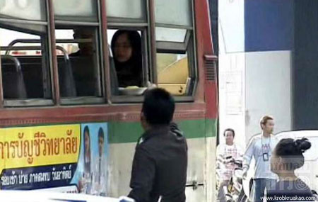 หนุ่มคลั่งใช้มีดและปืนจับแฟนเป็นตัวประกัน