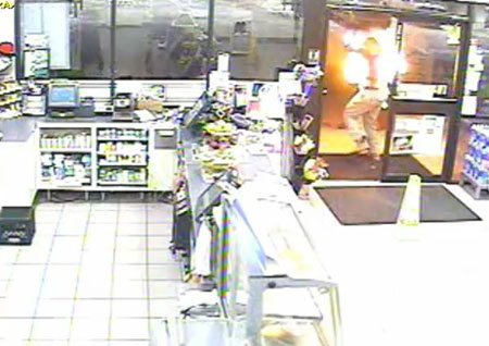 เผยคลิประทึก ชายมะกันจุดไฟเผาอดีตภรรยาหน้าเซเว่น