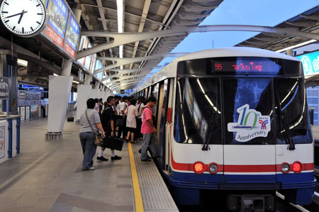 จับอาจารย์แอบถ่ายใต้กระโปรงสาว บน BTS