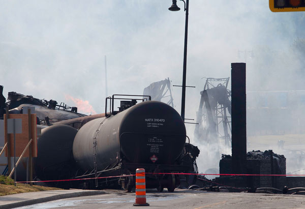 รถไฟบรรทุกน้ำมันตกรางในแคนาดา