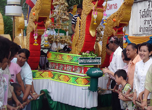 พุทธศาสนิกชนทั่วไทย ร่วมกันทำบุญตักบาตรเทโว