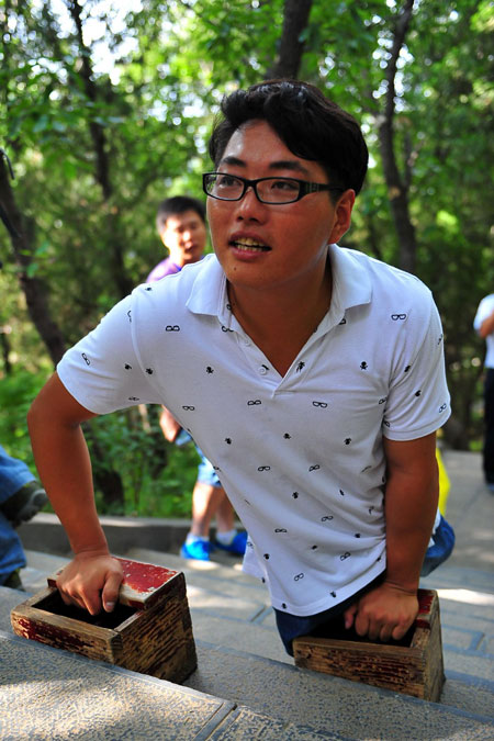 ใจสู้! ชายขาพิการ พิชิตยอดเขาซงซาน 1,491 เมตร