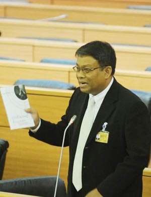 วัชระ เพชรทอง