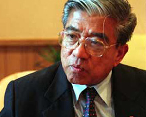 นายปราโมทย์ ไม้กลัด 