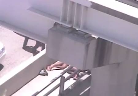 ตำรวจมะกันยิงหนุ่มเปลือยดับ ขณะคลั่งกินหน้าชาวบ้านริมถนน