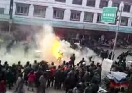 หนุ่มทิเบตจุดไฟเผาตัวเอง ต่อต้านทางการจีน