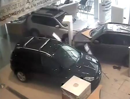 หนุ่มรัสเซียเคืองจัด ขับรถลุยโชว์รูมนิสสัน